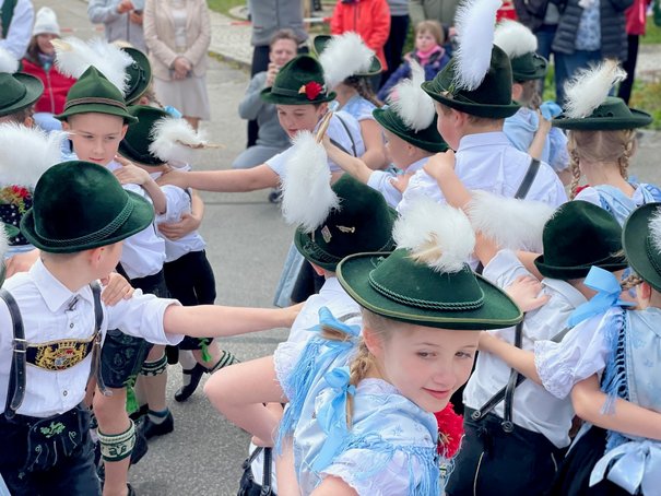 Trachtenkinder tanzen in Seebruck 
