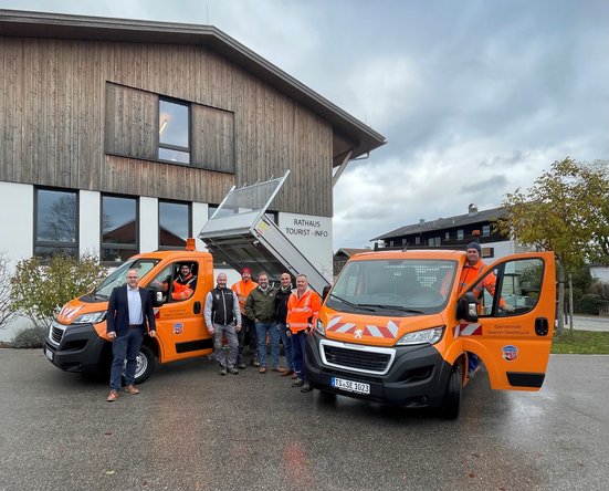 Das Team Bauhof mit neuen Fahrzeugen