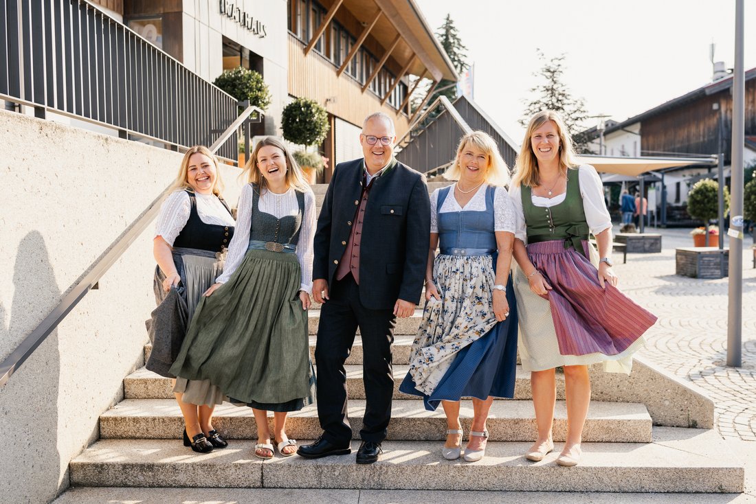 v.l. Daniela Kollert, Leonie Seidl, Bgm Martin Bartlweber, Manuela Niedermaier, Nicole Oberhans